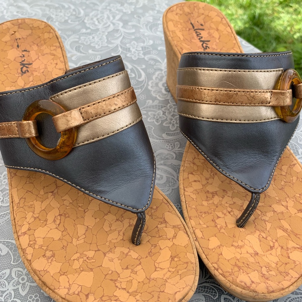 Clark’s wedge metallic thong sandals size 10